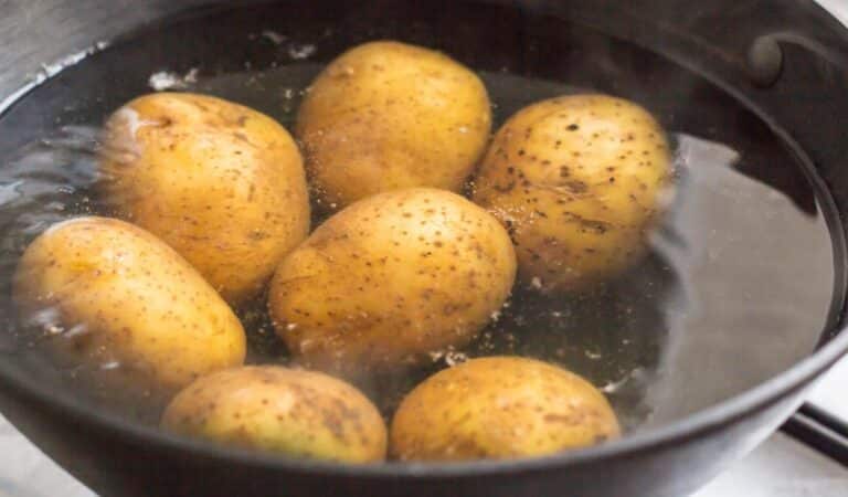 Защо опитните готвачи накисват картофите преди пържене?
