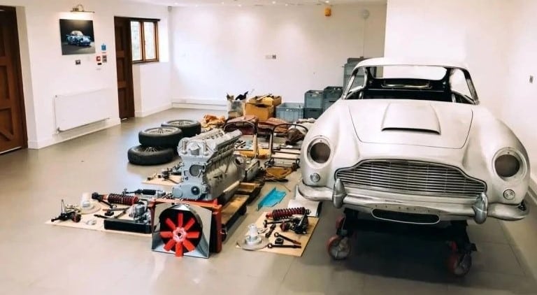 Създайте своя собствена кола на Бонд: 1964 Aston Martin DB5 на търг като комплект